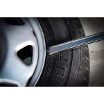 Použití montážní páky BGS při sundávání pneumatiky z ráfku – B1548