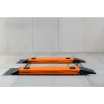 Složený mechanický zvedák AUTOLIFT Twin s černými nájezdovými rampami - ALTWNrampa