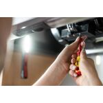 VDE izolovaný šroubovák Vigor při montáži elektrického zařízení – V2027