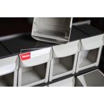 Detail průhledných výklopných boxů pro přehledné uložení drobných dílů – MS-26000