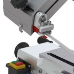 Detailní záběr na pilový pás pásové pily Güde, ukazující přesné vedení pásu - GU40557