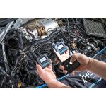 Tester 12V baterií během použití, zobrazovaný na smartphonu pro dokumentaci, Hazet - HA264629