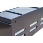 Detail zadní strany boxu s otvory pro připevnění organizéru na zeď – FO-605