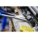 Použití kleští BGS na demontáž konektoru zapalovací svíčky – B70970