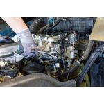 Mechanik používá ráčnu HAZET při práci na motoru automobilu – HA213894