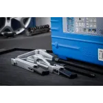 Detail montáže dvouramenného stahováku s černými čelistmi a šroubem – B7760