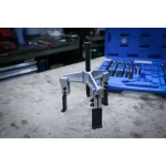 Tříramenný stahovák připravený k použití v dílenském prostředí – B7760