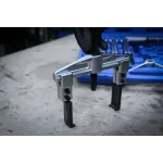 Použití dvouramenného stahováku při demontáži ložiska na pracovním stole – B7760