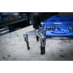 Praktické uchopení stahováku během práce, kufr s nástroji v pozadí – B7760