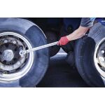 Použití momentového klíče BGS při utahování šroubů na kole – B9576