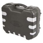 Zavřený plastový kufr se stříbrnými výztuhami a kovovými přezkami – AH187015