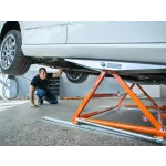 Mechanický zvedák AUTOLift3000 podpírající automobil při kontrole podvozku v autoservisu – AL3000S
