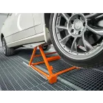 Mechanický zvedák AUTOLift3000 s trojúhelníkovou konstrukcí pod zvednutým automobilem – AL3000S