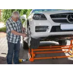 Výklopný zvedák AUTOLift3000 s nosností 3000 kg při údržbě kola – AL3000S