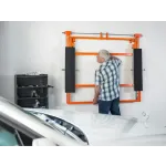 Složený přenosný zvedák AUTOLift3000 zavěšený na stěně garáže pro úsporu prostoru – AL3000S