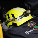 Čelovka Petzl XENA upevněná na žluté přilbě Guardia Civil, připravená k zásahu - E004BA00