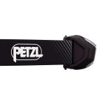 Boční část čelovky Petzl Actik Core s výrazným logem Petzl na pásku - E065AA00