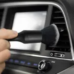 Jemný detailingový kartáč při čištění ventilační mřížky v interiéru automobilu – FC-ACS01-NT