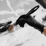 Detailingový kartáč s kančími štětinami při čištění exteriéru automobilu – FC-ACS01-NT