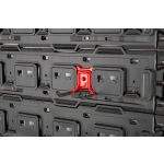 Prázdný krátký dvojitý hák ve tvaru L zavěšený v děrované desce - MW7004