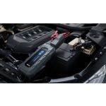 Startovací zdroj TOPDON V2200Plus v provozu, připojený k autobaterii, snadné použití, TOPV2200P