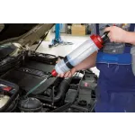 Vakuová pumpa VIGOR při odsávání kapaliny z motorového prostoru – V4201