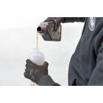 Nalévání převodového oleje do nádoby před plněním převodovky – V4368