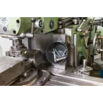 Magnetická miska VIGOR uchycená na kovovém obráběcím stroji se šrouby – V5678