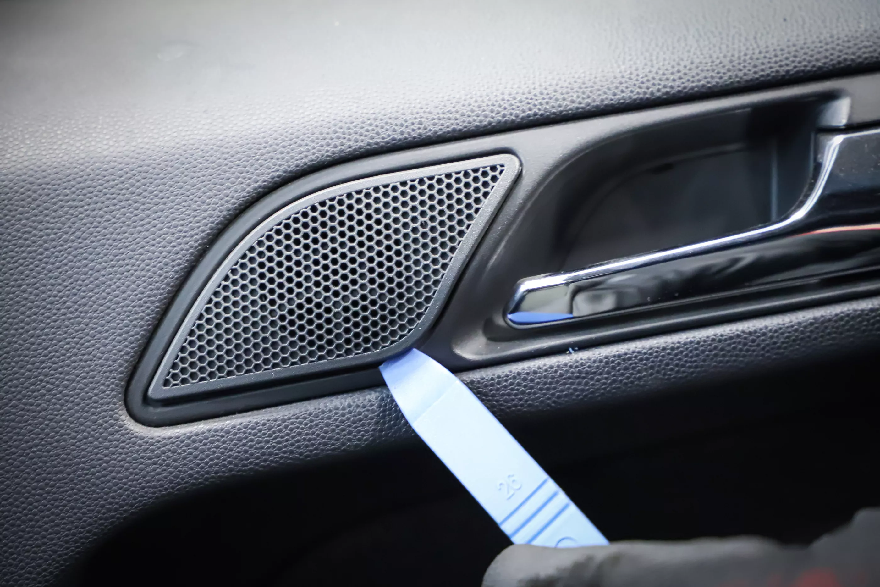 Použití plastového klínu při demontáži obložení dveří Použití plastového klínu při demontáži obložení dveří