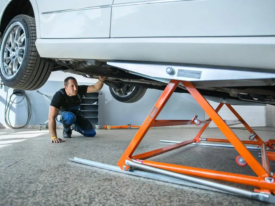 AUTOLift3000 – přenosný zvedák pro přístup k podvozku automobilu AUTOLift3000 mechanický zvedák umožňující naklápění automobilu při servisních pracích