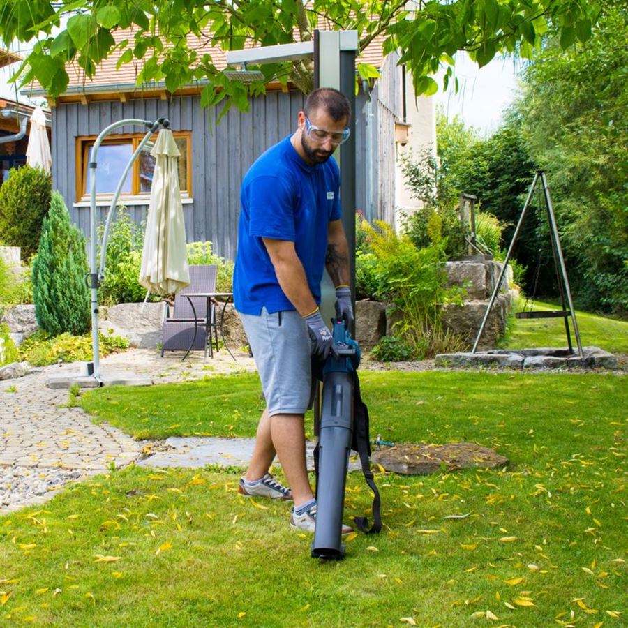 Aku vysavač listí Güde LS 36-302-30 v provozu Použití aku vysavače listí Güde LS 36-302-30 na zahradě