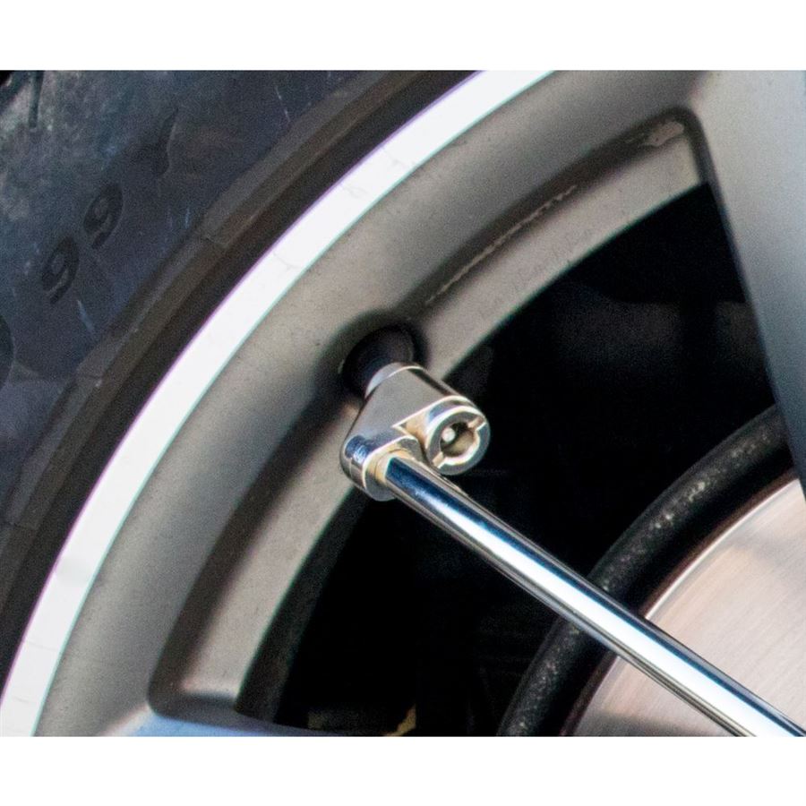 Detail ventilové koncovky hustilky Güde V 12 PRO při huštění pneumatiky Detail ventilové koncovky hustilky Güde V 12 PRO při huštění pneumatiky