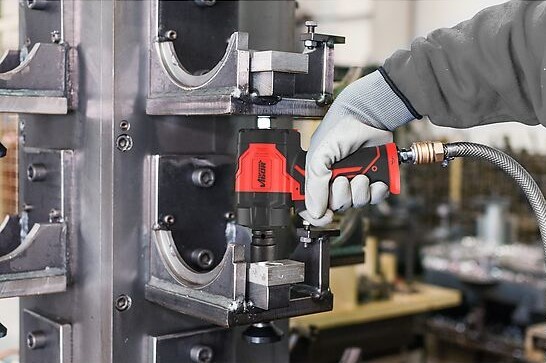 Použití rázového utahováku VIGOR V5771 Rázový utahovák VIGOR V5771 při práci