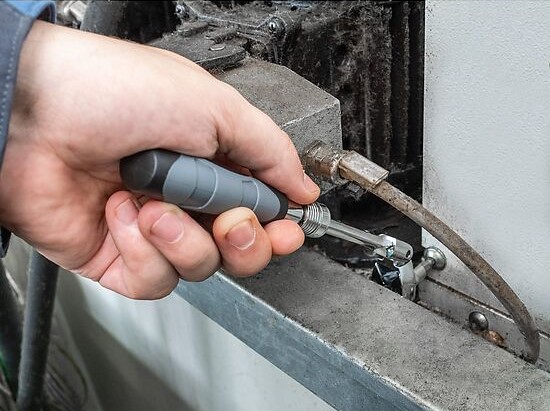 Ráčna Vigor V6614N při práci Použití teleskopické ráčny Vigor V6614N v praxi