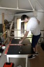 Instalace dřevěných kolíčků a excentrů do vodorovných desek nábytku do garáže Instalace dřevěných kolíčků a excentrů do vodorovných desek nábytku do garáže