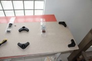 Připevnění patek pro výškově nastavitelné nohy - instalace na stole Připevnění patek pro výškově nastavitelné nohy - instalace na stole